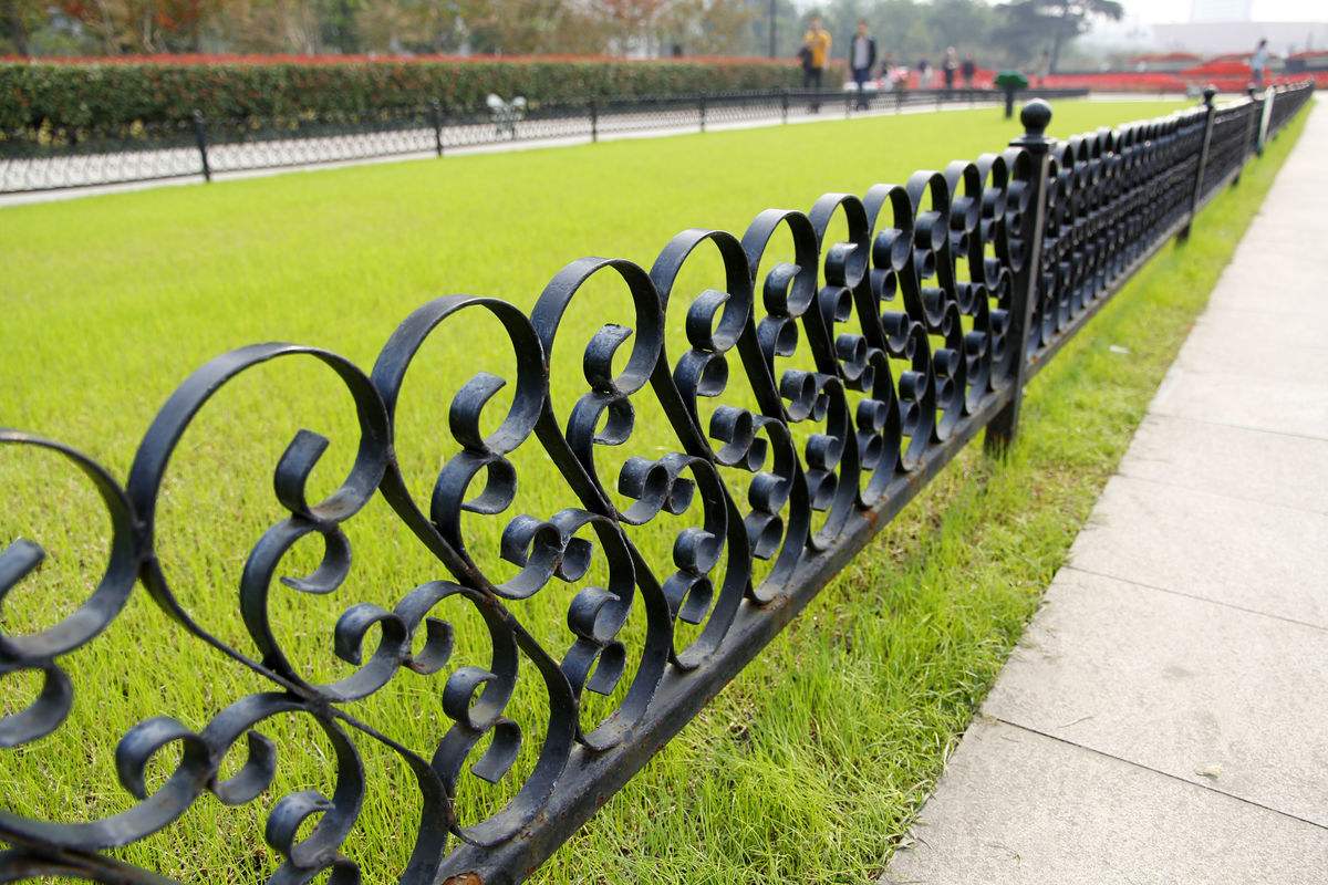 怎样应用草坪护栏保护草地