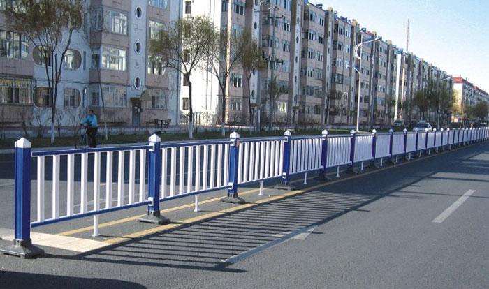 公路护栏的安装比较简单